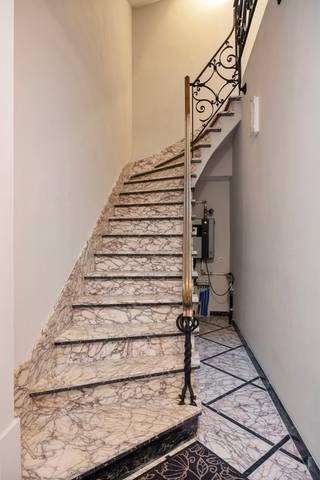 <p><span><strong>Instapklaar appartement met zolder<br /></strong><em>Gelegen op de tweede verdieping en bereikbaar per trap.</em><br /><br />Dit appartement geniet een strategische ligging in het centrum van Herzele, met alle gemakken zoals winkels, openbaar vervoer en scholen binnen handbereik.<br /><br />Dit instapklare appartement verwelkomt je met een inkomhal, een royale woonkamer (31 m²) inclusief open keuken, en een overdekt terras (9 m²).<br /><br />Een ruime slaapkamer (16 m²) gaat gepaard met een badkamer voorzien van douche en wastafel, en een apart toilet.<br /><br />Bovendien biedt het appartement een ruime, privatieve zolderruimte (22 m²).<br /><br />Er is een kelderruimte inbegrepen.<br /><br />Optioneel is er de mogelijkheid om een kelder en autostaanplaats aan te kopen (prijs op aanvraag).<br /></span></p>