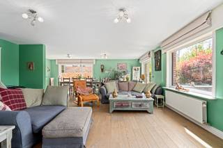 [[ DIT PAND NEEMT DEEL AAN DE ERA OPEN HUIZEN DAG OP 13/6 VAN 13:00 TOT 14:00 ]]
<p><u><strong>Te koop:</strong></u> instapklare villa in Wezembeek-Oppem, op wandelafstand van het centrum en dicht bij openbaar vervoer.<br /><br />Deze woning uit 2005 biedt een comfortabele indeling en een rustige, residentiële ligging. Met vijf ruime slaapkamers en twee badkamers is er plaats voor het hele gezin. De tuin van 288 m² en het zuidgericht terras zorgen voor aangename buitenmomenten. Dankzij de nabijheid van scholen, winkels en invalswegen geniet u van een uitstekende bereikbaarheid.<br /><br /><u><strong>Belangrijkste ruimtes:</strong></u><br />• Woonkamer met veel lichtinval en directe toegang tot het terras<br />• Volledig ingebouwde keuken met ontbijthoek en moderne toestellen<br />• Vijf ruime slaapkamers<br />• Badkamer met inloopdouche, ligbad en dubbele wastafel<br />• Douchekamer met inloopdouche, toilet en wastafel<br />• Garage met automatische poort, plaats voor 3 wagens en waterverzachter<br />• Meerdere kelders voor extra opslag<br />• Zuidgericht terras vooraan en tuin van 288 m²<br />• Buitenparkeerplaats voor 3 wagens<br /><br /><u><strong>Troeven:</strong></u><br />• Op wandelafstand van het centrum<br />• Dicht bij openbaar vervoer<br />• Ruime slaapkamers<br /><br />Meer informatie of een bezoek met Lynn Gorin? Contacteer ons via +3223351115<br />JOUW DROOMHUIS. ZO GEVONDEN!</p>