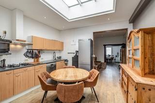 <p><strong>Instapklare woning te koop in Evergem – rustig wonen vlak bij Gent</strong></p>
<p>Bent u op zoek naar een instapklare woning op een toplocatie, vlak bij Gent? Dan is deze verzorgde woning in Evergem absoluut een bezoek waard.</p>
<p>Deze charmante woning werd doorheen de jaren met oog voor kwaliteit en duurzaamheid vernieuwd. Zo werden het <strong>dak en de dakgoten volledig vernieuwd in 2017</strong> en werd in <strong>2024 een nieuwe gasketel</strong> geplaatst. Bovendien is er <strong>geen renovatieverplichting</strong>, waardoor u zorgeloos kunt verhuizen.</p>
<p>De woning beschikt over <strong>twee volwaardige slaapkamers</strong> en een gezellige <strong>mezzanine</strong>, ideaal als bureau, hobbyruimte of extra slaaphoek. Binnen geniet u van een stijlvolle afwerking met <strong>hoogwaardige materialen</strong>, wat zorgt voor een warme en tijdloze uitstraling.</p>
<p>Ook buiten is het aangenaam vertoeven. De <strong>fraai aangelegde en onderhoudsvriendelijke tuin</strong> biedt de perfecte plek om te ontspannen of gezellig te genieten met familie en vrienden. De voorgevel werd afgewerkt met <strong>kurkisolatie en stijlvolle blauwe hardsteen</strong>, wat niet alleen zorgt voor een mooie uitstraling, maar ook bijdraagt aan het wooncomfort.</p>
<p>Een extra troef zijn de <strong>voldoende parkeerplaatsen</strong>, waardoor u steeds comfortabel kunt parkeren.<br /><br />Een woning waar comfort, kwaliteit en een uitstekende ligging perfect samenkomen. Maak snel een afspraak en ontdek zelf de vele troeven van deze prachtige woning!</p>