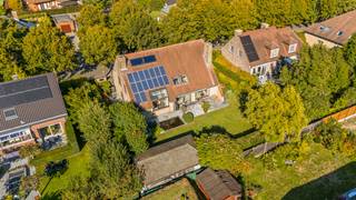 <p>Deze woning werd in 1993 opgetrokken en omvat een <strong>bewoonbare oppervlakte van 254m² </strong>(excl. zolder en kelder) en is gelegen op een perceel van 690m². Het perceel is volledig omheind en zorgt voor <strong>100% privacy</strong>. De oprit, wandelpaden en het terras werden vernieuwd in 2011, ook toen werd er tuinberging voorzien met overkapping van 32m². De oprit biedt plaats voor meerdere wagens, net zoals de dubbele garage met automatische sectionaalpoort. De<strong> tuin werd volledig aangelegd</strong> met beplantingen en een vijver, meerdere terrassen en dit met een <strong>zuid oriëntatie.</strong></p><p>De woning kent volgende indeling: inkomhal met gastentoilet, ruime eet- en woonkamer met toegang tot een af te sluiten bureau en de geïnstalleerde keuken (met vernieuwde toestellen). Via de keuken kom je in de wasruimte met connectie naar buiten, de douchekamer en de dubbele garage. Via de garage is er nog toegang tot een kleine berging en de droge kelder (12m²). Via de nachthal is er toegang tot maar slaapkamers, waarvan 2 met inloopkast en de badkamer. Tot slot is er nog een ruime opbergzolder voorzien.</p><p>De woning <strong>kent voldoende comfort</strong>, kent een <strong>schitterend onderhoud</strong> en dient enkel aangepast te worden naargelang hedendaagse normen, eigen smaak en wensen! Doorheen de woning werd gebruikt gemaakt van <strong>hoogwaardige en kwalitatieve materialen</strong>. Overige troeven: zonneluifel, screens aan de keuken, zonnepanelen en -boiler, gashaard, ..</p><p>Kortom, alles is aanwezig en dit verduidelijken we graag tijdens een bezoek aan dit pand!</p>