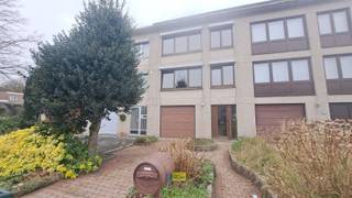 Op te frissen belle étage woning gelegen in een rustige woonwijk nabij uitvalswegen richting Antwerpen.Deze woning is voorzien van een oprit voor één...