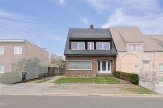 Deze halfopen bebouwing is gelegen op een perceel van 722 m² in een rustige en kindvriendelijke woonwijk. De ligging is bijzonder aantrekkelijk,...