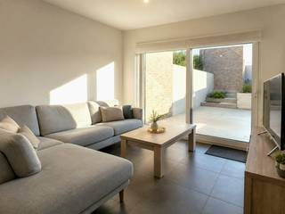 Maak uw bezoek aan deze woning nog eenvoudiger! Vul vooraf de huurdersfiche in en bezorg deze via e-mail aan verhuur@vastgoeddemeyer.be. Wij nemen vervolgens contact met u op om een afspraak ter plaatse in te plannen. De huurdersfiche vindt u terug bij de downloads. Alvast bedankt!<br /><br />Deze moderne, volledig afgewerkte en instapklare woning is gelegen langs de Aaltersesteenweg in Deinze, op fietsafstand van het stadscentrum. Dankzij de vlotte bereikbaarheid en nabijheid van het openbaar vervoer geniet de woning van een bijzonder praktische ligging. Beschikbaar vanaf 01/12/2026.<br /><br />Via de inkomhal met gastentoilet komt u in de lichtrijke leefruimte met gezellige zithoek en eethoek. De leefruimte sluit aan op de volledig nieuw geïnstalleerde open keuken, uitgerust met een telescopische dampkap, variosteam oven, vaatwasser, koelkast en brede flexinductiekookplaat. Daarnaast beschikt de keuken over een Aqualex-kraan voor gefilterd en bruisend water.<br /><br />Aansluitend bevindt zich de praktische wasplaats met uitgietbak. Dankzij de vele ingemaakte kasten en de optimaal benutte ruimte onder de trap is er aan opbergruimte geen gebrek.<br /><br />Op de eerste verdieping bevinden zich twee ruime slaapkamers en een derde kamer, ideaal als kinderkamer, dressing of bureau. Alle kamers zijn voorzien van ingemaakte kasten. De volledig ingerichte badkamer beschikt over een ligbad, inloopdouche, dubbele lavabo met meubel en toilet. Via een uitklapbaar zolderluik is er toegang tot de zolder, ideaal als extra bergruimte.<br /><br />Achteraan beschikt de woning over een zongericht terras, een private parkeerplaats en een afsluitbare garage.<br /><br />De woning is uitgerust met 12 zonnepanelen (opbrengst ca. 3.000 kWh) en driedubbele beglazing. Het E-peil bedraagt -1 en het EPC -1,79 kWh/m² jaar.<br />De woning beschikt over een Aqualex-kraan, waterverzachter, ventilatiesysteem D en zonnepanelen. Ook de applicatie voor de camerabeveiliging is inbegrepen.<br /><br />PLUSPUNTEN:<br />* ZEER INSTAPKLAAR<br />* VOLLEDIG GESCHILDERD &amp; GORDIJNEN AANWEZIG<br />* ENERGIEZUINIG (DRIEDUBBELE BEGLAZING &amp; ZONNEPANELEN)<br />* INGEBOUWDE MAATKASTEN<br />* ZONGERICHT TERRAS<br />* AFSLUITBARE GARAGE EN PARKEERGELEGENHEID