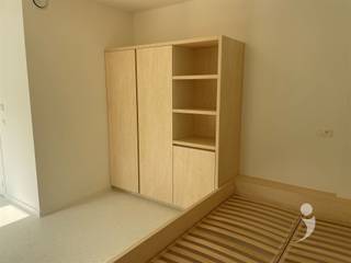 <p><span>*</span><span> Bezoek aan te vragen via student@immolivit.be </span></p><p><span>** Alleen voor studenten</span></p><p><span> </span></p><p><span>Project YOU bevindt zich op de Bondgenotenlaan, de belangrijkste en meest gekende winkel-wandelstraat van Leuven. Met zijn drie ingangen en strategische ligging onder de toren van de universiteitsbibliotheek is het project dé nieuwe hotspot voor studenten in Leuven.</span></p><p><span> </span></p><p><span>Dankzij de ligging langs de belangrijke toegangsweg van de stad is YOU vlot bereikbaar, zowel te voet, met de fiets als met het openbaar vervoer en de wagen. De dichtstbijzijnde bushalte bevindt zich op één minuut, het treinstation op slechts tien minuten. De gebouwen zijn voorzien van alle comfort en uitgebreide eigentijdse faciliteiten, en de groene binnen gebieden bieden ruimte voor een aangename break in het levendige Leuvense studentenleven. </span></p><p><span> </span></p><p><span>Deze Studio is gelegen aan de achterkant van residentie YOU met toegang via de Koning Leopold I straat. De studio bevindt zich op de gelijkvloerse verdieping met mooi zicht op de aanplantingen van de binnentuin. Hierdoor is er veel natuurlijke lichtinval en is er uitzicht op de beplante binnentuin. De studio beschikt over een eigen badkamer met wastafel, douche, en toilet. De studio is ook uitgerust met een eigen keuken voorzien van de nodige toestellen zoals een inductievuur, dampkap, ingebouwde koelkast en ingebouwde microgolf/oven. </span></p><p><span>Ondergronds is er een afsluitbare fietsenstalling en een afvallokaal.</span></p><p><span> </span></p><p><span>De prijs is 1045 euro/maand exclusief provisie nutsvoorzieningen (75 euro/maand).</span></p><p><span> </span></p>