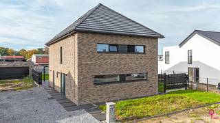 <p>Bij ImmoFusion 7/7 “open huis” : klik op onze 3D-TOUR.</p>
<p>Ervaar vastgoed alsof je er zelf doorloopt!</p>
<p><br />Deze volledig gerenoveerde woning, gelegen in de rustige Heivinkstraat 6 in Houthalen-Helchteren, biedt je een instapklaar en energiezuinig wooncomfort. De woning werd van A tot Z vernieuwd met oog voor kwaliteit en detail. Bij het betreden van de woning kom je binnen via de inkomhal met apart toilet, waarna je doorloopt naar de gezellige woonkamer en de moderne badkamer. De ruime, vernieuwde keuken met eetruimte vormt het hart van de woning en staat garant voor aangenaam koken en tafelen. Verder is er ook een praktische opbergkelder aanwezig.</p>
<p>Op de eerste verdieping bevinden zich drie volwaardige slaapkamers en een luxueuze badkamer, uitgerust met een inloopdouche, ligbad, toilet en dubbele lavabo. De zolderverdieping werd volledig afgewerkt en omgevormd tot een extra leefruimte, voorzien van een keukentje en douche. Deze ruimte kan perfect dienen als hobbykamer, studio, extra slaapkamer of werkruimte.</p>
<p>De woning werd bovendien voorzien van hedendaags wooncomfort zoals vloerverwarming op het gelijkvloers en een ventilatiesysteem type D. Buiten is er een ruime garage met plaats voor twee auto’s. Dankzij de centrale ligging geniet je van een uitstekende verbinding met de E313 en E314, terwijl winkels, scholen en andere voorzieningen op wandelafstand bereikbaar zijn. Dit in combinatie met de rustige woonomgeving en de energiezuinige afwerking maakt van deze woning een unieke kans voor wie op zoek is naar een instapklaar en zorgeloos nieuw thuis.<br /><br />Pluspunten:<br />- Energiezuinige woning<br />- Rustige ligging<br />- Op wandelafstand van winkels, scholen…<br />- Vlotte verbinding met E313/E314<br /><br /></p>
<p><span>Voor een bezichtiging ter plaatse of meer info, bel ons op 078/78.78.70, of kom gewoon binnen op ons kantoor, steeds welkom! </span>Contactpersoon: Yelda Bulmus</p>