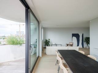 <strong><span><span><span><span><span><span><span><span><span><span>L</span></span></span></span></span></span></span></span></span></span></strong><span><span><span><span><span><span><span><span><span><span>uxueus en lichtrijk 2-slaapkamer appartement (bj 2019) met ruim terras en bijzondere zichten over de stad. </span></span></span></span></span></span></span></span></span></span><br /><br /><span><span><span><span><span><span><span><span><span><span>Dit energiezuinig appartement (A-label) bevindt zich op de zesde verdieping van een kleinschalig en architecturaal appartementsgebouw. Hier woon je op korte fietsafstand van Gent centrum en met een uitstekende bereikbaarheid naar de belangrijkste invalswegen. </span></span></span></span></span></span></span></span></span></span><br /><span><span><span><span><span><span><span><span><span><span> </span></span></span></span></span></span></span></span></span></span><br /><span><span><span><span><span><span><span><span><span><span>Het appartement (128 m²) werd opgeleverd in 2019 en kreeg een bijzonder hoge afwerkingsgraad. Denk aan een Bulthaup keuken met high-end inbouwtoestellen van </span></span></span></span></span></span></span></span></span></span>Gaggenau<span><span><span><span><span><span><span><span><span><span>, een wijnkoeler, werkbladen in natuursteen en ingemaakte kasten doorheen het hele interieur. </span></span></span></span></span></span></span></span></span></span><br /><span><span><span><span><span><span><span><span><span><span> </span></span></span></span></span></span></span></span></span></span><br /><span><span><span><span><span><span><span><span><span><span>Het ruime terras van 38 m² wentelt zich rond het appartement en versterkt, samen met de grote raampartijen, het gevoel van openheid en verbinding tussen binnen en buiten.<br /><br />Het appartement is voorzien van vloerverwarming en een ventilatiesysteem type D. Hier woon je toekomstgericht en met een lage energiefactuur. </span></span></span></span></span></span></span></span></span></span>Voor extra comfort tijdens warme zomerdagen is koeling voorzien.<br /><span><span><span><span><span><span><span><span><span><span> </span></span></span></span></span></span></span></span></span></span><br /><span><span><span><span><span><span><span><span><span><span>Extra troeven zijn het gemeenschappelijk dakterras, de twee private parkeerplaatsen (€40.000 per stuk) en de private berging. </span></span></span></span></span></span></span></span></span></span><br /><span><span><span><span><span><span><span><span><span><span> </span></span></span></span></span></span></span></span></span></span><br /><span><span><span><span><span><span><span><span><span><span>Samengevat, een uitzonderlijk appartement omwille van zijn hoge afwerkingsgraad, bijzondere zichten en ruim terras. </span></span></span></span></span></span></span></span></span></span>