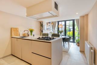 Te koop in Deurne aan de Van Weselestraat 81 - een mooi gerenoveerd huis met authentieke elementen dat beschikt over een zeer goede EPC score en een prachtige, groene tuin die een oase van rust brengt.<br /><br />Het huis dat we hier te koop aanbieden in Deurne beschikt over volgende indeling:<br /><br />Eerste verdieping:<br />-inkomhal<br />-slaapkamer 1 aan voorzijde van de woning<br />-achterliggende woonkamer<br /><br />Gelijkvloerse verdieping:<br />-volledig vernieuwde en luxueuze badkamer, voorzien van inloopdouche en dubbele wastafel<br />-aparte wasruimte voorzien voor wasmachine en droogtkast<br />-apart toilet<br />-volledig nieuwe en geïnstalleerde leefkeuken met kookeiland en gasfornuis die 1 geheel vormen met de eetkamer en de tuin <br />-groene en zuidwest-gerichte tuin met bijhorend terras om helemaal tot rust te komen<br />-achterliggend tuinhuis voor extra opbergplaats <br /><br />Tweede verdieping:<br />-2 ruime slaapkamers<br /><br />Het huis hier te koop aan de Van Weselestraat is gelegen in een rustige straat met weinig doorgaand verkeer en op wandelafstand van scholen, winkels, supermarktenen openbaar vervoer!<br /><br />TROEVEN:<br />-gelijkvloerse verdieping werd recent helemaal vernieuwd en luxueus afgewerkt<br />-dak werd volledig vernieuwd en geïsoleerd<br />-elektriciteit is volledig conform het AREI<br />-lage onroerende voorheffing<br />-alle ramen zijn voorzien van driedubbele beglazing!<br />-gunstig EPC B <br /><br />EPC Van Weselestraat 81:  131 kWh / (m² jaar)<br /><br />Ben jij geïnteresseerd in dit vastgoed te koop in Deurne? Aarzel dan niet om ons te contacteren. Het Dewaele vastgoedkantoor van Deurne aan de Turnhoutsebaan staat graag tot uw dienst.<br />Had u graag een gratis schatting van uw eigendom? bel ons voor een vrijblijvend gesprek op 03/666.66.66 of mail naar deurne@dewaele.com<br /><br /><br />Bestuursmaatregelen in het maatregelenregister: nee