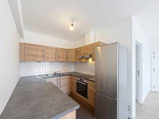 <p>TREVI BRABANT biedt u in het centrum van Waterloo, omringd door winkels en openbaar vervoer, een licht appartement van ±80 m² woonoppervlakte op de 2e verdieping, volledig gerenoveerd! Het bestaat uit: een ruime woonkamer van ±37 m², een volledig uitgeruste open keuken (nieuwe huishoudelijke apparaten!! oven – kookplaten – afzuigkap – koelkast/diepvriezer – vaatwasser – aansluiting voor wasmachine), een slaapkamer van ±10,5 m², een slaapkamer van ±14 m² en een badkamer (bad – wastafel – toilet). Raming van de gemeenschappelijke kosten: 150 €/maand. EPB B. Beschikbaar. Afmetingen ter indicatie! INFO & BEZOEKEN: 02 354 01 10.</p>
<p></p>
<p>Op de tweede verdieping (appartement 2.2)</p>
<ul>
<li>Woonkamer van ±37 m² met parketvloer</li>
<li>Volledig uitgeruste open keuken (oven, kookplaten, afzuigkap, koelkast, vriezer, vaatwasser, aansluiting voor wasmachine)</li>
<li>Badkamer (bad, opbergmeubel met wastafel, toilet)</li>
<li>Slaapkamer van ±14 m² (4,4 x 3,1)</li>
<li>Slaapkamer van ±10,5 m² (4,4 x 2,4)</li>
</ul>