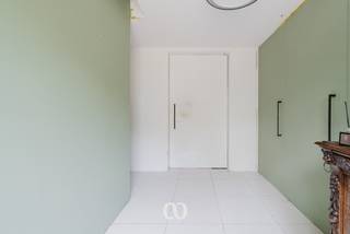 SCHRIJF JE IN VOOR HET EERSTE BEZOEKMOMENT VAN MAANDAG 17 AUGUSTUS VIA ONZE WEBSITE!<br /><br />Ben jij op zoek naar een ruime woning op een perceel van maar liefst 6.095 m² in Kruishoutem? Gevonden!<br /><br />De uitzonderlijk grote tuin, de drie slaapkamers, de twee badkamers en de volledig afgewerkte leefruimte en keuken zijn maar enkele van de vele troeven die we hier terugvinden. Dankzij de ligging vlakbij de E17 geniet je bovendien van een uitstekende bereikbaarheid richting Gent, Kortrijk en de omliggende gemeenten.<br /><br />Deze eigendom biedt een unieke combinatie van een ruim perceel en een bijzonder vlotte verbinding, ideaal voor wie ruimte zoekt zonder in te boeten op bereikbaarheid.<br /><br />Lijkt deze woning wel iets voor jou? Aarzel dan zeker niet en contacteer ons vandaag nog voor meer informatie of een bezoek!
