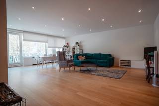Op een ideale locatie, aan de Avenue Winston Churchill 248 in Ukkel, op een steenworp afstand van het Bos van de Cambre, biedt TREVI u een appartement met 3 slaapkamers op de 2e verdieping aan. Ongeveer 165 m² bestaande uit: een inkomhal met opbergruimte, een grote woonkamer, een eetkamer, een volledig uitgeruste keuken, een nachthal, drie slaapkamers, twee badkamers en een terras. In de kelder: kelderruimte + afgesloten garagebox maken deel uit van de huur. Huurprijs: 2.410 € / maand + 310 € voorschot op de gemeenschappelijke kosten voor het gebouw (eigen verwarming, warm en koud water, evenals voor het onderhoud en het verbruik van de gemeenschappelijke ruimtes). EPB: F (288 kWh/m²/jaar en 58CO2/m²/jaar). Beschikbaar vanaf 01/08/2026 voor een gewenste huurperiode van 3 jaar of langer. Meer informatie en bezichtiging via e-mail LMEERT@TREVI.be of telefonisch op 0477 57 98 87.