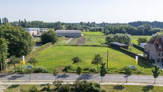 Ontdek deze prachtige bouwgrond in Mariekerke, een charmante deelgemeente van Bornem. Hier woon je in alle rust, terwijl je toch dicht bij winkels, scholen en openbaar vervoer bent. De basisschool ligt op slechts één kilometer afstand en de dichtstbijzijnde bushalte bevindt zich op 60 meter. De gronden liggen in de omgeving van de Schelde en het natuurreservaat "Eiland van Mariekerke", waar je eindeloos kunt genieten van prachtige wandel- en fietsroutes. Achteraan het terrein geniet je van een adembenemend vergezicht over de omliggende natuur.
Dankzij de ruime stedenbouwkundige voorschriften heb je tal van mogelijkheden om jouw ideale woning te realiseren. Er zijn twee bouwlagen toegestaan, met daarboven nog een extra dakverdieping, waardoor je volop kunt inspelen op jouw woonwensen. Wij bouwen hier jouw nieuwe, energiezuinige woning volledig op maat en tegen een vaste prijs.
Benieuwd naar de locatie? Je vindt de bouwgrond links naast Paardenstraat 90. Neem contact met ons op en ontdek alle mogelijkheden. Vraag ook meteen jouw gratis inspiratieboek aan: 250 pagina’s vol woonideeën en plannen om je te inspireren!