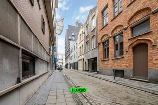 Dit gelijkvloerse handelspand geniet talrijke passage gezien het gelegen is in het economisch centrum van Oostende, eens te meer daar het een vlotte verbinding vormt tussen het Marie-Joséplein (met bus-en tramverbindingen) en de hoofd winkelstraten en het Wapenplein. <br /><br />Het betreft een open handelsruimte van ca. 68m² met een etalageraam van 3 meter breed voor optimale zichtbaarheid en lichtinval. <br /><br />Achterin bevindt zich nog een toilet, kitchenette en een polyvalente ruimte. <br /><br />Er zijn verschillende doeleinden toegelaten. <br /><br />Het gebouw is daarenboven in eigen beheer en er is dus geen syndicus. De maandelijkse lasten zijn hierdoor zeer beperkt. <br /><br />Bent u op zoek naar een commercieel uitermate gunstig gelegen handelsruimte? Aarzel dan niet en neem contact op voor meer info of een afspraak. <br /><br />