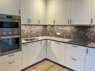 OPENDEURDAG ZATERDAG 07/02 van 9u30 tot 10u30 Maak een huurdersprofiel aan via volgende link => https://mijnhuurprofiel.be/property/9c0ce7a5-cd3b-4bd3-9254-9b44415a9c93 of QR-code en bezoek zaterdag 07/02 van 9u30 tot 10u30 de volledig verbouwde en vernieuwde appartementen met 2 of 3 slaapkamers gelegen in het centrum van Halle (nabij Oudstrijdersplein - vroegere PEKING GARDEN)! Gelegen op de eerste verdieping: Elk appartement bestaande uit 2 slaapkamers en één met 3 slaapkamers: Living-eetplaats, volledig ingerichte keuken, bergingen, badkamer (2 lavabo’s, inloopdouche), toilet, slaapkamers, balkons en/of terras. Elk appartement heeft zijn individuele centrale verwarming op gas en waterverzachter. Alle onderhoudskosten van centrale verwarming, waterverzachter, zoutvoorraad, kuisen van de gemene delen zijn inbegrepen in de gemeenschappelijke lasten (150 EUR/maand) en worden geregeld door de eigenaar.