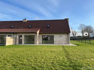 Energiezuinige woning te huur in Kaster (vlakbij Anzegem), landelijk gelegen!
<h4>Indeling</h4>
<ul>
<li>inkom</li>
<li>toilet</li>
<li>ruime living</li>
<li>volledig ingerichte keuken</li>
<li>berging</li>
<li>3 slaapkamers</li>
<li>badkamer met apart toilet</li>
<li>garage</li>
<li>tuin en terras</li>
</ul>
<h4>troeven</h4>
<ul>
<li>landelijke ligging</li>
<li>zonnepanelen</li>
<li>instapklaar, overal lichtarmaturen en gordijnen</li>
</ul>
<h4>praktisch</h4>
<ul>
<li>huurprijs: € 1175</li>
<li>beschikbaar begin november</li>
<li>Interesse in een bezoek? Schrijf je in via onze website op het bezoekmoment donderdag 10/9 van 16 tot 17u</li>
</ul>