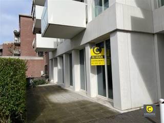 Centraal gelegen handelspand/praktijkruimte. Deze wordt casco verhuurd en heeft dus nog heel wat mogelijkheden (zie foto's voor...
