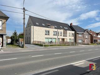 In het hart van het groene Zwalm ligt dit stijlvolle BEN-appartement, waar rust, comfort en energiezuinig wonen perfect samenkomen.<br /><br />Het moderne gebouw, opgetrokken in 2022, is uitgerust met een lift en biedt alle hedendaags wooncomfort. Via de inkomhal – met apart gastentoilet – betreedt u de lichtrijke leefruimte met open keuken. Dankzij het grote schuifraam geniet u van een naadloze verbinding met het ruime terras en de private tuin, een heerlijke plek om te ontspannen.<br /><br />De volledig uitgeruste keuken biedt alle nodige voorzieningen. Aansluitend bevindt zich een praktische berging met het technische gedeelte. De badkamer is smaakvol ingericht met een douche en een lavabo in meubel. Het appartement beschikt over een royale master bedroom en een volwaardige tweede slaapkamer.<br /><br />Achteraan het gebouw zijn twee privéparkeerplaatsen inbegrepen. Daarnaast is er een aparte buitenberging en kunt u mee genieten van de gemeenschappelijke tuin – ideaal voor wie houdt van groen en buitenleven.<br /><br /><strong>Troeven:</strong>
<ul>
<li>Bijna Energie Neutraal (EPC: 33 kWh/m²)</li>
<li>Rustige en groene ligging</li>
<li>Recent gebouw (2022) met lift</li>
<li>Ruim terras + tuin</li>
<li>2 parkeerplaatsen inbegrepen</li>
</ul>
<strong>Praktisch:</strong><br />Provisie: € 50/maand<br />Beschikbaar vanaf: 01/10/2026<br /><br />Meer informatie of een bezoek? Bel 0496/70 79 18 of mail naar febe@febimmo.be