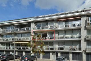 <h3><strong>Ruim appartement met parkzicht, garage en terras op topligging in Merksem</strong></h3>
<p>Gelegen op de tweede verdieping van een verzorgd appartementsgebouw met lift, geniet dit instapklaar appartement van een prachtig uitzicht op het Runcvoortpark in Merksem. Dankzij de aanwezigheid van een inpandige garage, kelderberging en een ruim terras is dit een ideale huurwoning voor wie comfort en ligging weet te appreciëren.</p>
<h3><strong>Indeling van het appartement</strong></h3>
<ul>
<li>
<p><strong>Inkomhal</strong> op tegelvloer, voorzien van ingebouwde vestiairekasten en een gastentoilet met handenwasser.</p>
</li>
<li>
<p><strong>Leefruimte</strong> van 35m² op laminaat met veel lichtinval en directe toegang tot een <strong>aanpalend terras van 10m²</strong> met zicht op het park.</p>
</li>
<li>
<p><strong>Keuken</strong> van 10m² op tegel, uitgerust met een dubbele lavabo, elektrische kookplaat, dampkap, oven en vaatwasser.</p>
</li>
<li>
<p><strong>Hoofdslaapkamer</strong> van 15m² op laminaat, met toegang tot een <strong>privatief balkon van 4m²</strong>.</p>
</li>
<li>
<p><strong>Tweede slaapkamer</strong> van 11m² op laminaat.</p>
</li>
<li>
<p><strong>Badkamer</strong> op tegel voorzien van een enkele lavabo en een combinatie ligbad/douche.</p>
</li>
<li>
<p><strong>Inpandige garage</strong> en <strong>kelderberging</strong> inbegrepen in de huurprijs.</p>
</li>
</ul>
<p>Dit appartement combineert ruimte, comfort en een uitstekende ligging met zicht op het Runcvoortpark. In de huurprijs zijn naast de garage en kelderberging ook de vaste kosten inbegrepen zoals: <strong>onderhoud van de gemeenschappelijke delen, ruimen van de beerput, keuringen van de lift, minuterie en privatief waterverbruik</strong>. Een zorgeloze woonervaring in hartje Merksem!</p>
<p><strong>Interesse? Contacteer ons vrijblijvend via 03 535 12 75 voor meer informatie of een bezoek.</strong></p>
<h3><strong>Verhuurvoorwaarden</strong></h3>
<ul>
<li>
<p><strong>Beschikbaar vanaf 01/12/2026</strong></p>
</li>
<li>
<p><strong>Ingaande plaatsbeschrijving</strong> door een extern expertisebureau</p>
</li>
<li>
<p><strong>Waarborg</strong>: 3 maanden, te storten op een geblokkeerde rekening bij Korfine<br /><strong><br />Bewoonbare oppervlakte</strong>: gebaseerd op de <strong>bruikbare vloeroppervlakte zoals vermeld in het EPC</strong></p>
</li>
</ul>