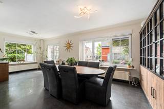 <p>[[ DIT PAND NEEMT DEEL AAN DE ERA OPEN HUIZEN DAG OP 13/6 VAN 16:00 TOT 17:00 ]]<br /><br /><u><strong>Te koop:</strong></u> volledig instapklare halfopen woning in Steenokkerzeel, gelegen in een rustige residentiële buurt met vlotte toegang tot invalswegen.<br /><br />Deze woning uit 1976 werd recent gerenoveerd en biedt een gunstig EPC-label C, wat zorgt voor een energiezuinige en comfortabele leefomgeving. De ligging in Nieuwstraat combineert het rustige karakter van de wijk met een uitstekende bereikbaarheid. Met een verzorgde tuin van 350 m² en een praktische indeling is dit een ideale gezinswoning.<br /><br /><u><strong>Belangrijkste ruimtes:</strong></u><br />• Inkomhal met directe toegang tot de leefruimtes<br />• Ruime living met veel lichtinval<br />• Eetkamer aansluitend op de keuken<br />• Moderne keuken met voldoende opbergruimte<br />• Bijkeuken en wasplaats voor extra gemak<br />• Twee badkamers, beide functioneel ingericht<br />• Drie slaapkamers, ideaal voor gezin of thuiswerk<br />• Veranda met zicht op de tuin<br />• Garage en extra parkeerplaats<br />• Kelder voor opslag<br />• Terras en verzorgde tuin (350 m²)<br /><br /><u><strong>Troeven:</strong></u><br />• Volledig instapklare halfopen woning in Steenokkerzeel<br />• Recent gerenoveerd<br />• Gunstig EPC-label C<br /><br />Meer informatie of een bezoek met Margaux Mulkers? Contacteer ons via +3223351115<br />JOUW DROOMHUIS. ZO GEVONDEN!</p>