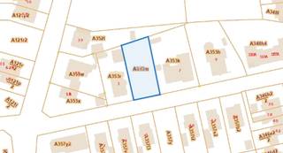 <strong>WAAUW!</strong><br />Groot perceel van 770m² in rustige omgeving nabij centrum Oevel. <br /><br />Hier kan je jouw droomvilla realiseren, of kiezen voor een slimme en comfortabele bungalow. Dankzij de ruime afmetingen van het perceel zijn er meer dan voldoende vierkante meters beschikbaar om jouw woonwensen te realiseren. Volgens de verkavelingsvoorschriften is een woning met een grondoppervlakte van meer dan 220m² mogelijk, aangevuld met een bijgebouw van maximaal 50m². Het perceel beschikt bovendien over een uitzonderlijk ruime perceelbreedte van maar liefst 19m en een mooie diepte van meer dan 40m. Een bijkomend voordeel: er geldt geen bouwverplichting, waardoor je volledig vrij bent om te bouwen op het moment dat het jou past. <br /><br />Bouwgronden met deze combinatie van ligging, oppervlakte en mogelijkheden komen nog maar zelden op de markt. Dit prachtige perceel voor een open bebouwing bevindt zich in een rustige omgeving en toch vlakbij het centrum van Oevel. Dankzij de aantrekkelijke aankoopprijs is dit niet alleen de ideale locatie voor jouw toekomstige woning, maar ook een bijzonder interessante investering. <br /><br /><strong>Hoofdgebouw </strong><br />• Bouwbreedte: min. 7m - max. 13m <br />• Bouwdiepte vrijstaande woning: max. 17m <br />• Vrijstaande bebouwing! <br />• Zijgevels op minimum 3m van de perceelgrens <br />• Kroonlijsthoogte: max. 7m <br /><br /><strong>Bijgebouwen </strong><br />• Toegelaten vanaf 21m achter de bouwlijn <br />• Maximale hoogte: 3m <br />• Maximale oppervlakte: 50m² <br /><br /><strong>Waarom dit perceel zo interessant is </strong><br />• Interessante aankoopprijs <br />• Rustig gelegen en vlakbij het centrum van Oevel <br />• Breed perceel van 19 meter voor open bebouwing <br />• Geen bouwverplichting <br />• Mooie totale oppervlakte van 770m² <br /><br />Een uitstekende opportuniteit voor wie ruimte, rust en bouwvrijheid zoekt op een gegeerde locatie. <br /><br />Bel, WhatsApp of mail vandaag nog om je bezoek in te plannen. <br /><strong>Bob Peeters - 0475 97 53 89 - bob@immokong.be </strong>