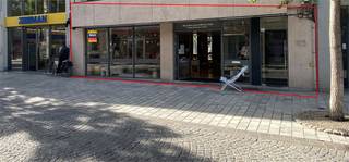 Commercieel gelijkvloers met een opp. van ca. 275 m² en een totale grondoppervlakte van ca. 353 m² gelegen in de Ooststraat te Roeselare, nabij het nieuw aangelegd Stationsplein, ‘Belchicken’, ‘Zeeman,’; … Grote troef is de ruime etalage en gevelbreedte van +- 8 meter .<br />Het pand is onmiddellijk beschikbaar. <br />AANKOOP TEVENS MOGELIJK. <br />Benieuwd naar dit bedrijfsvastgoed te huur in Roeselare? <br />Contacteer info @immodelestre.be of 054 33 62 52. <br />