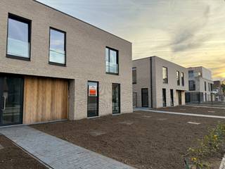 Ontdek deze instapklare nieuwbouwwoning in het hart van Sint-Job-in-’t-Goor – perfect afgewerkt, energiezuinig én onmiddellijk beschikbaar. U hoeft enkel nog te verhuizen!<br /><br />Slim ingedeeld en gebouwd voor de toekomst<br />Via de inkomhal met gastentoilet en aparte technische berging komt u in de ruime, lichtrijke leefruimte met open keuken. Dankzij het schuifraam geniet u van een vlotte overgang naar het zonnige terras en de private tuin — perfect voor gezinnen of levensgenieters. Op de eerste verdieping bevinden er zich drie volwaardige slaapkamers, waaronder een royale master met eigen dressing. De badkamer combineert comfort met moderne afwerking. Een privatieve garagebox is inbegrepen in de prijs. Aankoop van extra bovengrondse autostaanplaatsen is verplicht.<br /><br />Energiezuinig &amp; toekomstgericht wonen<br />Deze woning is bijna-energieneutraal (BEN) en uitgerust met hernieuwbare energiebronnen, duurzame materialen en slimme technieken. Dat betekent voor u: een gezond binnenklimaat, maximaal wooncomfort en een lage energiefactuur.<br /><br />Centrale ligging met alles op wandelafstand. Gelegen nabij de Brugstraat, in het hart van Sint-Job-in-’t-Goor. Winkels, scholen en openbaar vervoer liggen op wandelafstand — comfortabel wonen in een gezellige dorpsomgeving.<br /><br />Interesse? Contacteer ons voor een bezoek aan de woning en ontdek hoe snel u hier thuis kunt zijn!