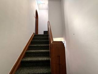 <div>Ruim en lichtrijk appartement met 2 slaapkamers in hartje Herentals.<br /><br /></div>
<div>Dit statige appartement bevindt zich op een toplocatie, aan het einde van de Zandstraat vlak bij de Zandpoort. Winkels, supermarkten, gezellige koffiehuisjes en tal van parkeermogelijkheden bevinden zich op wandelafstand, net als alles wat het centrum van Herentals te bieden heeft.</div>
<div><br />Bij het binnenkomen valt meteen de unieke inkom op. Op het gelijkvloers beschikt het appartement over een aparte ingang met een monumentale eikenhouten trap die volledig gescheiden is van de gemeenschappelijke delen. Via deze private hal betreedt u rechtstreeks het appartement. Daarnaast is het appartement ook bereikbaar via de gemeenschappelijke lift en trap.<br /><br /></div>
<div>Met een woonoppervlakte van 159 m², gelegen op de eerste verdieping, biedt dit appartement bijzonder veel ruimte en comfort. De open indeling van de woonkamer, afgewerkt met visgraatparket en cassetteplafonds, zorgt voor een aangename lichtinval en prachtige zichten. Dankzij de grote raampartijen geniet u van een mooi uitzicht op de stadskern van Herentals, met zicht op de Zandstraat en de Molenvest.<br /><br /></div>
<div>De private houten trap komt rechtstreeks uit in de leefruimte. Aansluitend bevindt zich een extra terraskamer met kunstgrasvloer waar u binnen een oase van rust kan creëren met een buitengevoel. Deze ruimte, voorzien van plafondverwarming en verschillende aansluitingen, kan dienen als open terras of bijvoorbeeld als afgesloten bureauruimte. Vanuit de woonkamer bereikt u de nachthal die toegang geeft tot de keuken. Deze is uitgerust met een gasfornuis, dubbele spoelbak, koelkast en aansluitingen voor vaatwasser en ovens, allemaal geïntegreerd in de authentieke kasten van het merk CUBEX. De keuken krijgt extra licht en ventilatie via de bijkeuken met ruime opbergkasten. Deze ruimte is ook bereikbaar via de gemeenschappelijke traphal en lift en biedt aansluitingen voor wasmachine, droogkast en diepvries.<br /><br /></div>
<div>Verder beschikt het appartement over een gastentoilet, een vestiaire met lavabo en spiegel, een zeer ruime master bedroom met plankenvloer en een prachtige badkamer in originele Art Déco-stijl. Daarnaast is er nog een tweede slaapkamer met luxueuze kastenwand, een polyvalente kamer en een tweede badkamer met toilet.<br /><br /></div>
<div>Het appartement wordt verwarmd via een condenserende gaswandketel en is voorzien van thermisch onderbroken ramen met super isolerende beglazing.<br /><br /></div>
<div>Tot slot zijn er nog een privatieve kelder (12 m²) en een gemeenschappelijke fietsenberging inbegrepen.</div>
<div>Kortom: een uitzonderlijk ruim en karaktervol appartement waar u luxueus kan wonen in het hart van Herentals.</div>
<br /><span>Extra info: geen verdere gemeenschappelijke kosten I EPC 164 kWh/ (m² jaar) label B I watertoets: P-score: B I G-score: B.</span>