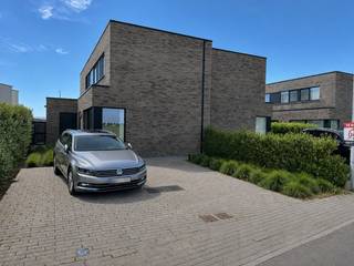 Prachtige instapklare nieuwbouwwoning, perfect afgewerkt en voorzien van alle denkbare comfort! Grote troeven: het energiezuinig karakter (E-peil...