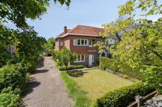 <h1><span>Charmante gezinswoning op toplocatie in Mariaburg ! </span></h1><p><span>Welkom in deze verzorgde en instapklare gezinswoning, rustig gelegen in het gegeerde Mariaburg.<br />Doch hier en daar te moderniseren naar wens. </span></p><p><span>De woning bevindt zich op een perceel van 499m² en biedt een bewoonbare oppervlakte van ongeveer 174 m². <br />Dankzij de doordachte indeling en de aangename tuin vormt dit de ideale thuis voor wie ruimte en comfort zoekt.</span></p><p><span>Bij het betreden van de woning komt u in een authentieke inkomhal met vestiaire en toegang tot de kelder (onder de trap). <br />De lichtrijke leefruimte is afgewerkt met een warme laminaatvloer, sierhaard, en sluit naadloos aan op de geïnstalleerde keuken. <br />Achteraan geniet u van een gezellige veranda met zicht op de tuin. En een apart gastentoilet. </span></p><p><span>Verdieping </span><span><br />Op de verdieping bevinden zich twee ruime slaapkamers op laminaatvloer en een badkamer uitgerust met douche, lavabo, toilet en aansluiting wasmachine.</span></p><p><span>De zolderverdieping biedt bijkomende mogelijkheden en geniet van natuurlijke lichtinval dankzij Velux-dakramen. <br />Hier is de mogelijkheid om een master te maken, een 3de slaapkamer/badkamer en/of dressing.</span></p><p><span>Deze woning combineert een uitstekende ligging in hartje Mariaburg met een comfortabele woonbeleving, nabij winkels, scholen, openbaar vervoer </span></p><p><span>Een warme thuis met tal van mogelijkheden, klaar om nieuwe herinneringen te creëren.</span></p><p><span> </span></p><p><span>Bijzonderheden</span></p><ul><li><span>Topligging </span></li><li><span>Mogelijkheden tot 3e slaapkamer</span></li><li><span>Ruime oprit </span></li><li><span>Garage en Tuinberging/Vroeger duivenkot </span></li><li><span>Elektriciteit conform</span></li><li><span>PVC-ramen met rolluiken</span></li><li><span>Vernieuwd plat dak met isolatie</span></li><li><span>Praktische kelder </span></li></ul><p><span> </span></p><p><span>Informatieplicht: Vergunning uitgereikt – woongebied – geen rechtelijke herstelmaatregel of bestuurlijke maatregel opgelegd – geen voorkooprecht – geen verkavelingsvergunning – geen klim aanwezig – niet overstromingsgevoelig P-score A & G-score A – EPC 380 kWh/m² - EK conform - asbest 8 asbestmaterialen - 3 beperkingen - 0 uitsluitingen</span></p><p><span> </span></p>