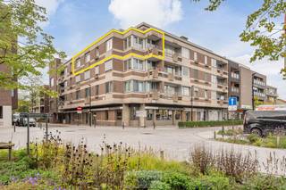 <strong>Een instapklaar appartement met een fijne en ruime indeling op dé mooiste plek van Neerpelt-centrum, met alle faciliteiten op wandelafstand (winkels, horeca, openbaar vervoer, kanaal, Dommelhof, …). Het appartement wordt momenteel verhuurd (dus zeer interessant voor investeerders), doch kan ook dienen voor eigen bewoning (mits het respecteren van de opzegperiode).<br /><br />INDELING : </strong><br />Ruime inkomhal<strong> </strong>(8m², centrale gang) – lichtrijke woonruimte (29m²) met vele raampartijen en een uitzonderlijk fijn zicht over de markt van Neerpelt – goed uitgeruste keuken (7m²) apart van de leefruimte – berging/wasplaats (4m²) met aansluitingen voor wasmachine en droogkast – slaapkamer 1 (14m²) – slaapkamer 2 (14m²) – beide slaapkamers geschikt voor een 2-persoonsbed – verzorgde badkamer (5m²) voorzien van wastafel en douche – apart wc (1,5m²)<br /><br />BIJZONDERHEDEN:<br />- Complex voorzien van lift<br />- Verzorgde gemeenschappelijke ruimte/inkom<br />- Renovatie in 2015 (vernieuwde elektra – vernieuwde verlichting – vernieuwde stucwerken – behandelde parketvloer)<br />- Appartement voorzien van extra kelderberging<br />- Appartement zonder autostandplaats/parking<br />- Fijne oppervlakte +/- 80m² (NBO)<br />- Centrale gasverwarming op basis van aardgas, calorimeters per appartement<br />- Gunstig energiepeil ( C )<br />- Buitengevels reeds geïnjecteerd voor beter EPC resultaat!<br />- Dak reeds vernieuwd en geïsoleerd voor beter EPC resultaat!<br />- Vernieuwde ramen in PVC (2015)<br />- Rolluiken voorzien op slaapkamers (2015)<br />- Extra bergruimte op kelderniveau<br />- Momenteel verhuurd aan €735/mnd (huurprijs incl. +/- €50 aan gemeenschappelijke kosten)<br />- Huurcontract opgezegd, dus weldra vrij beschikbaar!<br /><br /><strong>EPC: 220</strong>kWh/m² <strong>met certificaatnummer:</strong> 20260928-0003964487-RES-1<br /><br /><strong>O-peil:</strong><br /><strong>P-score: B*<br />G-score: B*</strong><br /><em>(B*: kleine kans op overstromingen onder klimaatverandering)</em><br /><br /><strong>Benieuwd naar dit toffe appartement?<br />Wenst U advies omtrent uw eigen woning? Graag plannen wij vrijblijvend met U een afspraak in om onze expertise met U te delen, steeds tot Uw dienst!!<br />Neem contact op met IDEALIS VASTGOED op 011/515 565 of mail naar info@idealisvastgoed.be!</strong><br />