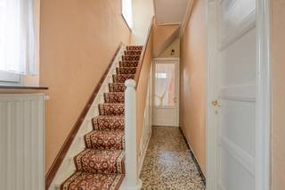 [[ DIT PAND NEEMT DEEL AAN DE ERA OPEN HUIZEN DAG OP 19/9 VAN 13:00 TOT 14:00 ]]
<p><strong>Kortenaken: gerenoveerde woning te koop met verhuurde studio</strong></p>

<p>Deze veelzijdige eigendom is gelegen op een perceel van <strong>11a 25ca</strong> en bestaat uit een ruime hoofdwoning met een afzonderlijke, momenteel verhuurde studio. Een interessante eigendom voor wie wonen, investeren en/of werken wil combineren.</p>

<p>De hoofdwoning dateert van 1934 en werd in 2017-2018 deels gerenoveerd. Het dak en de ramen werden vernieuwd, de elektriciteit is conform en er werd een nieuwe verwarmingsketel geplaatst. De studio werd in 2019 ingericht, beschikt over <strong>EPC-label B</strong> en heeft een eigen buitenruimte.</p>

<p><strong>Indeling:</strong></p>
<strong>Hoofdwoning – Grote Vreunte 9:</strong><br /><strong>Kelder:</strong> bergruimte<br /><strong>Gelijkvloers:</strong> inkomhal, zitkamer, woonkamer met eetplaats, keuken, badkamer en overdekt terras<br /><strong>Eerste verdieping:</strong> nachthal en vier ruime slaapkamers<br /><strong>Zolder:</strong> ca. 76 m², bereikbaar via vaste trap en ideaal voor verdere inrichting<br /><br /><strong>Studio – Grote Vreunte 7:</strong><br /><strong>Gelijkvloers:</strong> woonkamer met slaapgedeelte, keuken met eetplaats, badkamer en garage

<p><strong>Troeven:</strong></p>

<ul><li>Deels gerenoveerd in 2017-2018</li><li>Verhuurde studio met EPC-label B – onmiddellijk rendement</li><li>Ideaal als kangoeroewoning, opbrengsteigendom of combinatie wonen en werken</li></ul>

<p>Een eigendom met een interessante combinatie van woonruimte, rendement en toekomstmogelijkheden. Ontdek zelf het potentieel tijdens een bezoek!</p>

<p><strong>JOUW WONING. JOUW INVESTERING. JOUW MOGELIJKHEDEN. ZO GEVONDEN!</strong></p>
