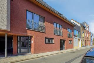 Modern Appartement met 2 Slaapkamers, ruim terras en overdekte autostaanplaats in Sint-Amandsberg
Ontdek dit prachtige, jong appartement in het hart van Sint-Amandsberg. Deze moderne woning biedt alles wat u nodig heeft voor comfortabel en stijlvol wonen.
2 Slaapkamers: Ruime kamers, perfect voor een jong gezin, stel of als thuiskantoor. Leuk Terras: Geniet van zonnige dagen en gezellige avonden op het ruime terras, ideaal voor ontspanning en buiteneten.
2 Overdekte Autostaanplaatsen: Nooit meer zorgen over parkeerplaatsen met twee veilige en gemakkelijk toegankelijke overdekte parkeerplaatsen. De moderne open keuken is volledig uitgerust met hoogwaardige apparatuur en biedt een perfecte ruimte voor culinaire creaties en gezellige diners. De ruime woonkamer met grote ramen zorgt voor veel natuurlijk licht en een uitnodigende sfeer. Recent Gebouwd: Dit appartement maakt deel uit van een kleine residentie en is gebouwd met oog voor detail en kwaliteit, wat zorgt voor een moderne en onderhoudsvriendelijke woning.
Een vredige woonomgeving met gemakkelijke toegang tot alle voorzieningen van Sint-Amandsberg. Winkels, scholen, openbaar vervoer en recreatiemogelijkheden zijn allemaal binnen handbereik.
Laat deze unieke kans niet aan u voorbijgaan. Maak snel online een afspraak voor een bezichtiging en ervaar zelf de vele voordelen van dit prachtige appartement.
Exclusief te koop aangeboden via de Oximo online verkoopsprocedure. Voor registratie en aanvaarding van de verkoopsvoorwaarden zie www.oximo.be.