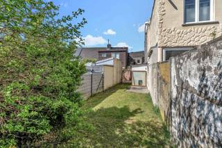 <p>Voor meer info of een bezoek, bel 053 59 49 34 - Op een strategische locatie bevindt zich deze <strong>te renoveren woning</strong>. Verschillende faciliteiten (onderwijs, openbaar vervoer, winkels, ..) bevinden zich in de nabije omgeving. De expresweg richting Brussel en Gent is vlot bereikbaar. De woning is te renoveren, wat de mogelijkheid geeft om deze volledig te verbouwen naar eigen wensen en behoeften. Gas, elektriciteit en water zijn reeds binnengetrokken. De voorgevel werd reeds geïsoleerd. Beton op het gelijkvloers is reeds gegoten. Er is een mogelijkheid om twee slaapkamers te voorzien op de eerste verdieping. Verder vinden we een mooie, aangelegde tuin terug en voldoende parkeermogelijkheden op straat voor de woning. Er zijn stijladviesfoto's toegevoegd om de mogelijkheden van het huis mooi in kaart te brengen -<strong> Renovatieplicht</strong></p>