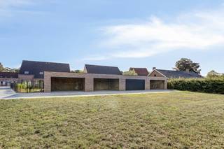 Élégante maison neuve à vendre à Elverdinge avec trois chambres, garage double et jardin. Cette maison mitoyenne est idéale pour ceux qui...