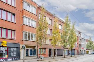 <p><span>Dit </span><span>verhuurd 2-slaapkamer appartement</span><span> is gelegen op een </span><span>centrale locatie in Antwerpen</span><span> aan de Van Kerckhovenstraat. </span></p><p><span>Het appartement is gelegen in een </span><span>kleinschalig gebouw </span><span>op de </span><span>2de </span><span>verdieping (geen lift). De ligging is ideaal op het vlak van winkels en openbaar vervoer. Het centrum van de stad, het Centraal Station van Antwerpen en Park Spoor Noord zijn op enkele minuten wandelen bereikbaar.</span></p><p><span>Het appartement </span><span>telt heel wat positieve kenmerken waaronder</span><span> </span><span>een oppervlakte van zo'n </span><span>59m² (cfr. EPC)</span><span> plus een </span><span>terras.</span></p><p><span> </span><span>Indeling</span></p><p><span>- inkomhal</span></p><p><span>- apart toilet</span></p><p><span>- ingemaakte kasten</span></p><p><span>- lichtrijke woonkamer en eetkamer</span></p><p><span>- geïnstalleerde keuken</span></p><p><span>- slaapkamer 1 </span></p><p><span>- slaapkamer 2 </span></p><p><span>- leuk terras </span></p><p><span>- badkamer</span></p><p><span> </span></p><p><span>Troeven</span></p><p><span>- zeer lage gemeenschappelijke kosten </span></p><p><span>- water, gas en elektra aparte meters</span></p><p><span>- centrale locatie vlakbij Antwerpen centrum en Centraal Station</span></p><p><span>- momenteel verhuurd voor 750 euro/maand - ideale investering !</span></p><p><span> </span></p><p><span>Ben jij geïnteresseerd in dit appartement vlakbij centrum Antwerpen, ben je op zoek naar ander vastgoed of wens je de waarde van jouw eigendom te kennen? Dan ben je bij BOLT immo aan het juiste adres! Wij helpen jou graag verder.</span></p><p><span> </span></p>