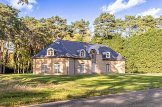 Située dans l'un des quartiers résidentiels les plus exclusifs de Maasmechelen et à proximité du parc national de Hoge Kempen, cette élégante...