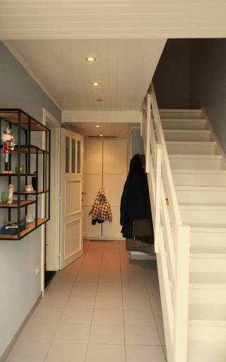 Deze lichtrijke en instapklare bel etage woning bevindt zich in een rustige straat in het charmante Lissewege. De woning biedt een praktische indeling, veel opbergruimte en een ruime tuin.<br /><br />Indeling<br />Gelijkvloers<br />•Ruime inkomhal met vestiairekast<br />•Gastentoilet<br />•Garage voor 1 wagen, voorzien van ingebouwde kasten<br />•Aparte technische ruimte<br />•Aparte wasplaats<br />•Toegang tot de zonnige tuin<br /><br />Eerste verdieping<br />•Lichtrijke leefruimte met aangename lichtinval<br />•Volledig uitgeruste, ruime keuken<br />•Balkon met zicht op de tuin<br /><br />Tweede verdieping<br />•2 slaapkamers met ingebouwde kastruimte<br />•Badkamer met bubbelbad, douche, dubbele lavabo en tweede toilet<br /><br />Zolder<br />•Extra opbergruimte, bereikbaar via zolderluik<br /><br />Kenmerken<br />•Bewoonbare oppervlakte: 154 m²<br />•Grondoppervlakte: 203 m²<br />•EPC: C (263 kWh/m²/jaar)<br />•Ruime, zonnige tuin<br />•Veel natuurlijke lichtinval doorheen de woning<br />•Rustige ligging met vlotte verbinding naar Brugge en de kust<br /><br />Interesse?<br />Contacteer ons voor meer informatie of om een bezoek in te plannen: 0478 84 62 88<br />