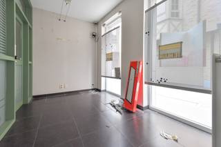 OEDELEM - in het centrum van Oedelem gelegen ruim polyvalent handelspand bestaande uit HANDELSGELIJKVLOERS, APPARTEMENT en TUIN.De...