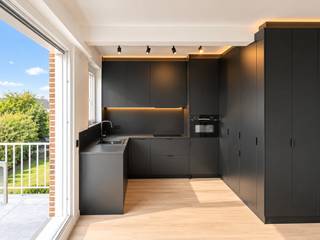 Ontdek dit volledig smaakvol gerenoveerde dakappartement op de tweede verdieping van een kleinschalig, halfopen gebouw met slechts 3 appartementen. Dankzij de grote gevelbreedte, het halfopen karakter en de vele ramen geniet het appartement van uitzonderlijk veel licht en een aangenaam ruimtelijk gevoel.
De lichtrijke leefruimte met groot schuifraam sluit aan op het zonnige terras en de nieuwe, volledig uitgeruste open keuken. Daarnaast zijn er twee ruime, volwaardige slaapkamers, waardoor dit appartement ideaal is voor koppels, starters, singles, gezinnen met kind(eren) én investeerders.
Het appartement is volledig instapklaar met nieuwe keuken, badkamer, ramen en vloeren, maatwerkkasten, schilderwerk en verlichting. Ook muur, dak en kruipruimte werden bijkomend geïsoleerd.
Extra troeven: energiezuinig, alléén op je verdiep, geen gemeenschappelijke kosten, fietsenberging en vlot parkeren in de straat.
Een lichtrijk en ruim hedendaags appartement waar u meteen kunt intrekken, met lage vaste kosten en alle comfort voor de toekomst.
Ook beschikbaar als opbrengsteigendom met gelijkvloers en appartement op de eerste verdieping