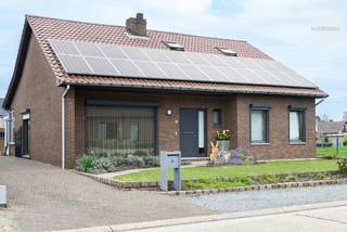 Rustig gelegen gezinswoning met drie ruime slaapkamers en een badkamer voorzien van zowel een bad als een aparte douche.De leefruimte sluit aan op...