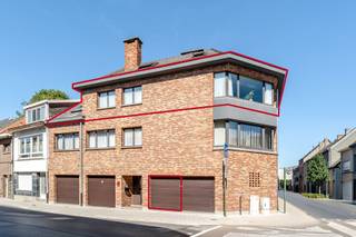 <p><strong>Ben je op zoek naar een instapklaar appartement met 2 slaapkamers en garage in hartje Aalst? Gevonden!</strong></p>
<p>In een kleinschalig gebouw bevindt zich dit praktisch ingedeelde appartement op een centrale locatie in Aalst. Je woont hier op wandelafstand van het centrum, het station, scholen, openbaar vervoer, het ziekenhuis en parken, terwijl ook de belangrijkste invalswegen vlot bereikbaar zijn. Een ligging die niet alleen interessant is voor eigen bewoning, maar ook voor investeerders die op zoek zijn naar een vlot verhuurbaar appartement. Extra troeven zijn het gunstige EPC-label C, de conforme elektrische installatie, de individuele condensatieketel en de vernieuwde Velux-ramen in beide slaapkamers. De garagebox met automatische poort is apart aan te kopen voor € 25.000.</p>
<p>Via de praktische inkomhal van 9 m² bereik je alle vertrekken. De lichtrijke woonkamer met eet- en zithoek biedt met 32 m² aangenaam veel leefruimte. Aansluitend bevindt zich de keuken van 7 m², uitgerust met een keramische kookplaat en dubbele spoelbak. Verder beschikt het appartement over twee slaapkamers van elk 9 m², een badkamer van 6 m², een afzonderlijk toilet en een berging.</p>
<p>Dankzij de combinatie van twee slaapkamers, een centrale ligging nabij het station, een degelijke energieprestatie en beperkte technische zorgen is dit appartement een interessante keuze voor starters en koppels, maar eveneens een aantrekkelijke vastgoedinvestering met een brede potentiële huurdersmarkt. Interesse? Contacteer ons vandaag nog en plan je bezoek!</p>