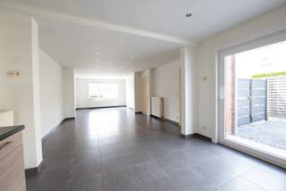 Centraal gelegen, halfopen woning met inkom, ruime living, open keuken, badkamer, grote wasplaats/berging, kelder, 2 slaapkamers, bureau (of dressing), zolder, garage en afgesloten tuintje. Instapklaar. Geen renovatieverplichting. De elektriciteit is conform.<br /><br />Ook ideaal als investeringseigendom!<br /><br />Komt u graag een kijkje nemen? Mail ons naar sylvie@immoroba.be of bellen naar 09/388.53.53.
