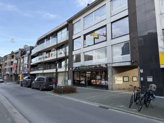 Dit stijlvolle appartement combineert modern wooncomfort met een verfijnde afwerking. De hedendaagse keuken is volledig uitgerust met...