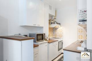 Het karaktervolle gebouw, met een doorgang onder het pand naar de 7 garages, herbergt drie wooneenheden.Op het gelijkvloers bevindt zich...