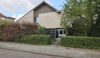 <p>Sommige huizen hebben niet alleen muren, maar ook herinneringen.<br />En dit huis gelegen in de Prieelstraat te Wilrijk, is er zo eentje.</p>
<p>We bevinden ons op de grens van Den Brandt en Elsdonk. Residentieel, groen en gegeerd. En toch sta je in geen tijd in Antwerpen centrum.<br /><br />Binnenkomen doe je via een charmante entrée met een verrassende groene touch: een ingewerkte plantenhoek die meteen sfeer zet.<br />De lange hal met ingemaakte kasten (lees: nooit meer plaats tekort!) leidt je verder langs het gastentoilet en de trap naar boven.<br />En ja… die glas-in-loodramen? Die stelen zonder pardon de show.<br /><br />De leefruimte is open en aangenaam licht. Aan de ene kant een gezellige zithoek, aan de andere kant de eetkamer die naadloos overgaat in de leefkeuken. Deze is ruim, praktisch en perfect voor alles van snelle ontbijtjes tot uitgebreide diners. Aansluitend vind je nog een bureauruimte, ideaal voor thuiswerk, aparte speelhoek of een rustige leesplek.<br /><br />En dan buiten een volledig aangelegde tuin rondom de woning. Groen, privé en klaar voor lange zomeravonden.<br /><br />Boven wachten maar liefst vijf volwaardige slaapkamers. Ruimte genoeg voor een groot gezin, de lang gedroomde dressing of eventuele hobby's. De badkamer is royaal en uitgerust met een bad, douche, dubbele lavabo en een toiletje. En de aparte wasruimte zorgt ervoor dat alles netjes op z’n plek blijft.<br />Er is ook een ruime zolder, een garage met oprit en zonnepanelen. <br /><br />Dit is echt een huis waar generaties zich thuis voelden.<br />En misschien binnenkort… jij ook.</p>
<p><span><span>Troeven:</span><span><br /></span><span>- Villa op hoekperceel</span><span><br /></span><span>- Toplocatie tussen Den Brandt &amp; Elsdonk</span><span><br /></span><span>- 5 kamers</span><span><br /></span><span>- Mooie, ruime keuken</span><span><br /></span><span>- Ingemaakte kasten</span><span><br /></span><span>- Grote kelder &amp; zolder</span><span><br /></span><span>- Zonnepanelen</span><span><br /></span><span>- Ketel 2020</span><span><br /></span><span>- EPC C</span><span><br /></span><span>- Rolluiken &amp; vliegenramen</span><span><br /></span><span><br /></span><span>Wg, Gvg, Gvkr, Gmo, Gvv – geen overstromingsgevoelig gebie</span><span>d</span></span></p>