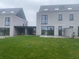 Deze prachtige, energiezuinige <strong>nieuwbouwwoning </strong>is gelegen in een rustige en aangename omgeving in Oosterzele en biedt alle hedendaags comfort. <br /><br />Bij het betreden van de woning komt u in de <strong>inkomhal </strong>met een apart <strong>gastentoilet</strong>. De lichtrijke <strong>woonkamer </strong>sluit naadloos aan op de open, volledig geïnstalleerde <strong>keuken</strong>, die voorzien is van alle toestellen. Aansluitend vindt u een praktische <strong>berging/wasplaats</strong>. <br /><br />Op de eerste verdieping bevinden zich <strong>drie </strong>ruime <strong>slaapkamers</strong>, een stijlvolle <strong>badkamer </strong>uitgerust met een badkamermeubel, ligbad en douche, evenals een tweede apart <strong>toilet</strong>. <br /><br />Via een vaste trap bereikt u de <strong>zolder</strong>, die extra opslagruimte biedt. <br /><br />Buiten geniet u van een aangename <strong>tuin</strong>, ideaal om tot rust te komen en een <strong>carport</strong>. <br /><br />De woning is uitgerust met <strong>zonnepanelen </strong>en een <strong>geothermische warmtepomp</strong> met vloerverwarming, wat zorgt voor een uiterst <strong>energiezuinig </strong>wooncomfort (E-peil 12). <br />Bovendien werd de woning volledig <strong>nieuw geschilderd</strong>. <br /><br />De woning is beschikbaar vanaf 1 juni 2026. <br /><br />Interesse? Neem zeker contact met ons op voor het maken van een vrijblijvende afspraak ter plaatse.