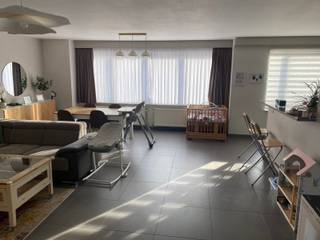 Ruim, perfect onderhouden en instapklaar appartement op de 2de verdieping, ideaal gelegen in het centrum van Machelen.Tweede verdieping: Inkomhal met...