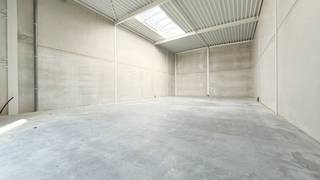 Bent u op zoek naar een loods te huur in een KMO-zone in Hasselt ?Deze hal is vlot bereikbaar en heeft een opp van ruim 180m2.Er is een aparte...
