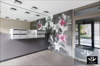 <strong>Investeringsappartement met lange termijnhuuropbrengsten! </strong><br /><br />Huidige eigenaars (zonder kinderen) wensen hun appartement te verkopen en zelf terug te huren (lange termijnhuurcontract). <br />De verkoopprijs is bespreekbaar in functie van de huurprijs. <br />Penthouse wordt dus enkel verkocht als opbrengstvastgoed aan investeerders die op zoek zijn naar een <strong>g</strong><u><strong>egarandeerd rendement mét kapitaalbehoud</strong></u>. <br /><br /><br /><u><strong>Troeven</strong>:</u>
<ul>
<li>Topligging in Hollands Veld (tussen grote & kleine ring van Hasselt)</li>
<li>Vlotte bereikbaarheid via invalswegen & E313</li>
<li>Penthouse (bovenste verdieping) met hoogwaardige architectuur</li>
<li>141 m² bewoonbare opp.</li>
<li>2 ruime terrassen met zonneluifels</li>
<li>60 m² leefruimte met open keuken</li>
<li>Grote raampartijen met elektrische screens</li>
<li>2 slaapkamers (1 ingericht als dressing)</li>
<li>Volledig uitgeruste badkamer + apart toilet</li>
<li>Luxe afwerking, perfect onderhouden</li>
<li>Interessante opbrengsteigendom</li>
</ul>
<br /><strong>Locatie</strong> - Absoluut topappartement gelegen in de wijk “Hollands veld” tussen de grote en kleine ring van Hasselt. Deze penthouse is gelegen op de bovenste verdieping van dit complex waar de nadruk gelegd werd op een mooie architectuur, een hoogwaardige afwerking, ruime appartementen en een aangename woonbeleving. Een prestigeproject aan de Hasseltse stadsrand op een zeer gegeerde locatie en met een uitstekende bereikbaarheid vanuit de diverse invalswegen en de op- en afrit van de E313 autosnelweg.<br /><br /><strong>Indeling</strong> - Met een bruto oppervlakte van 141m<sup>2</sup> (excl. terras) is er aan ruimte zeker geen gebrek in het appartement met ondermeer de gigantische leefruimte van maar liefst 60m<sup>2 </sup>met open keuken en aansluitend het zeer ruim terras.<br />Er zijn 2 slaapkamers waarvan één toegang geeft tot het tweede terras en de andere ingericht werd als dressing. Verder nog de centrale hal, een ruime berging/wasplaats, een apart toilet en een badkamer met douche, toilet en wastafel. Opvallend is zeker de grote raampartij, met elektrische screens, in de leefruimte wat zorgt voor veel lichtinval en een toffe interactie tussen het binnen- en het buitenleven. Het terras werd ook voorzien van twee zonneluifels die bijna het volledig terras overdekken.<br /><br /><strong>Conclusie</strong> - Een pareltje aan de Hasseltse stadsrand op het gebied van locatie, ruimte en afwerking. Uiterst luxueuze penthouse dat door de huidige eigenaars tot in de kleinste details ingericht en onderhouden werd. Een ideale opbrengsteigendom met een verzekerde opbrengst. Voor meer info hieromtrent informeren we jullie graag. De huidige eigenaars zouden in het pand levenslange huur blijven betalen, wat wil zeggen een gegarandeerd rendement! <br /><br />Ons team leidt u graag rond!