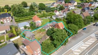 <p>Aan de Halensebaan 42 in Webbekom bieden wij deze <strong>interessante projectgrond</strong> aan met tal van mogelijkheden voor wie op zoek is naar een ontwikkelingssite op een vlot bereikbare locatie.</p>
<p>Het perceel is momenteel bebouwd met een bestaande woning die dient te worden afgebroken, waarna de site zich uitstekend leent voor herontwikkeling.</p>
<p>Volgens een <strong>eerste stedenbouwkundige inschatting van de gemeente</strong> lijkt het perceel potentieel te bieden voor de realisatie van <strong>2 tot mogelijk 3 ééngezinswoningen</strong>, afhankelijk van het voorgestelde ontwerp, een correcte opmeting van de perceelsgrenzen en verdere stedenbouwkundige goedkeuring. Hierdoor vormt dit een bijzonder interessante opportuniteit voor ontwikkelaars, investeerders of particulieren met toekomstvisie.</p>
<p>De ligging langs de Halensebaan combineert een goede bereikbaarheid met een residentiële omgeving, op korte afstand van het centrum van Webbekom en met een vlotte verbinding richting <span><span>Diest</span></span> en omliggende gemeenten.</p>
<p>Een perceel met mogelijkheden, op een sterke locatie en met toekomstperspectief.</p>
<p>📍 Halensebaan 42 — 3290 Webbekom</p>
<p>📞 Meer info of een afspraak?<br />Contacteer ons kantoor voor verdere toelichting.</p>
<p><strong><span><span>We Invest Demervallei</span></span></strong><br /><em>Vastgoed Anders Bekeken</em></p>