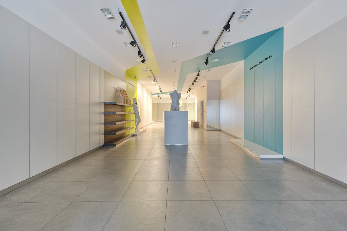 Spacious commercial property with warehouse and upstairs apartment  - photo 5